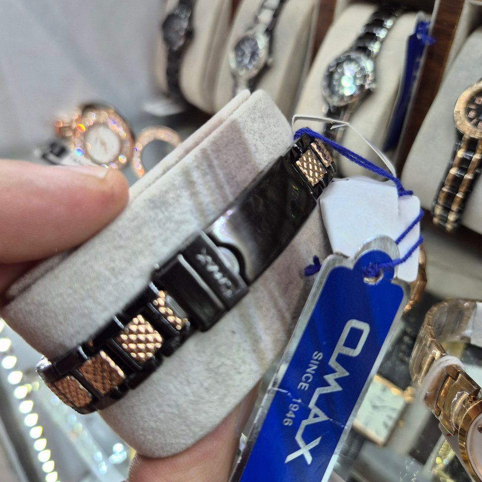 Жіночий наручний годинник OMAX DBA564 чорного кольору з золотими елементами (металевий браслет)